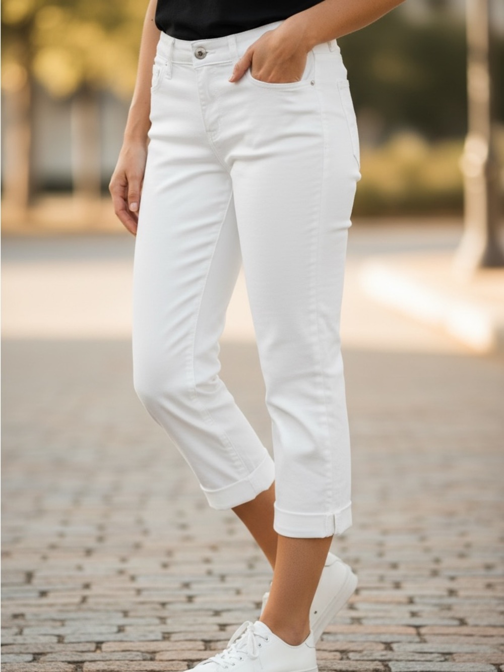 WHBM Noir Low Rise White Denim Capris | White House Black Market | Sz 2